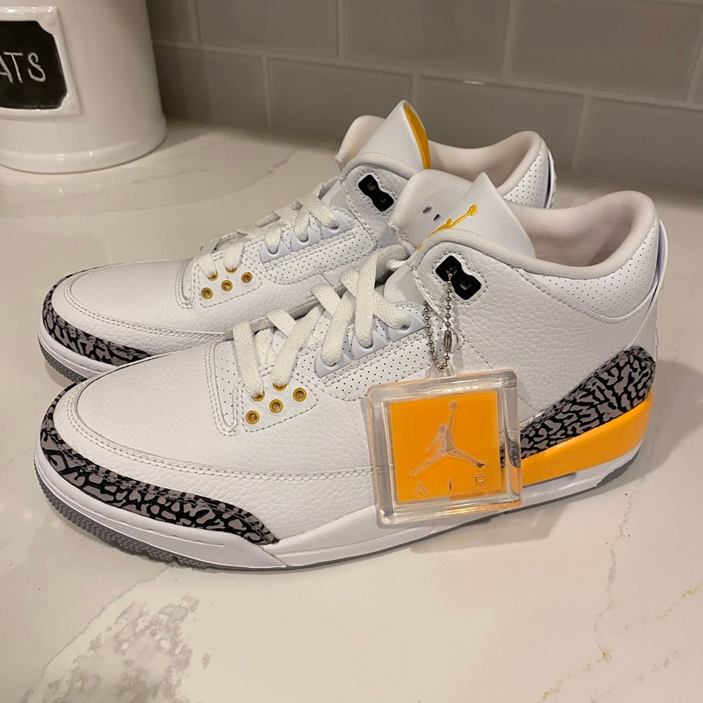 Jordan 3 Cement Lakers Yellow (NEVER WORN)